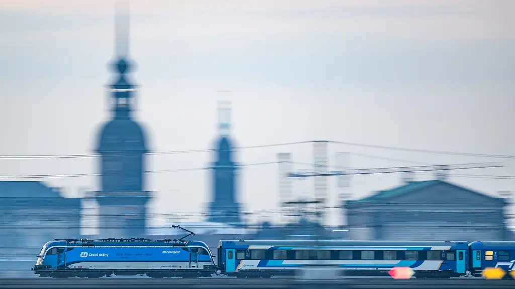 Mit-der-Neubaustrecke-zwischen-Dresden-und-Prag-soll-die-Fahrzeit-von-jetzt-etwa-2-5-Stunden-auf-nur-noch-eine-Stunde-sinken