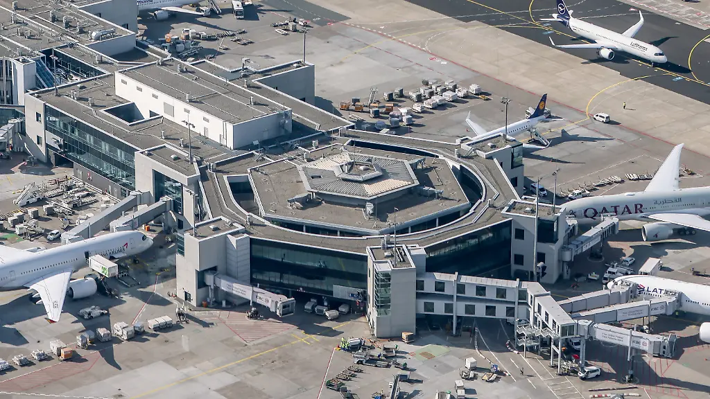 Verschiedene-Flugzeuge-stehen-an-den-Gates-des-Flughafens-Frankfurt-Main-Bei-Gerichten-an-den-Standorten-groesserer-Flughaefen-landen-wieder-massenhaft-Klagen-gegen-Airlines