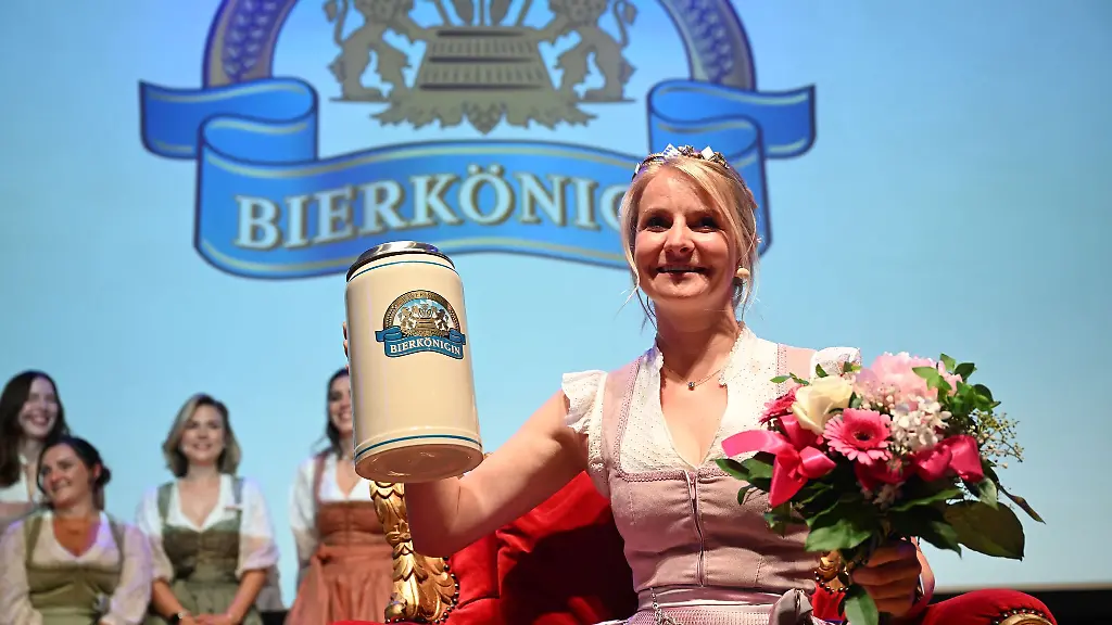 Die-erste-Amtshandlung-der-neuen-Bayerischen-Bierkoenigin-Die-Thronbesteigung