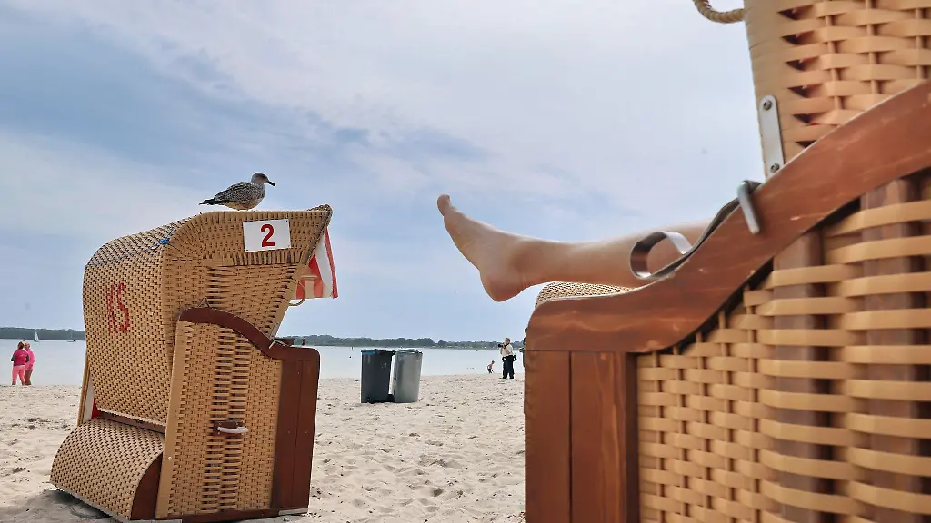 Am-Pfingstwochenende-locken-bei-fruehsommerlichem-Wetter-die-Straende-in-Schleswig-Holstein