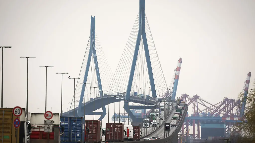 Blick-auf-die-Koehlbrandbruecke-Vor-allem-fuer-die-Bruecken-im-Hafen-sind-laut-Senat-Milliardeninvestitionen-noetig