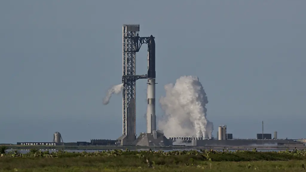 The-SpaceX-Starship-spacecraft-sits-atop-the-Super-Heavy-Booster-ahead-of-the-12th-test-flight-of-the-Starship-spacecraft-in-Starbase-Texas-U-S-May-21-2026