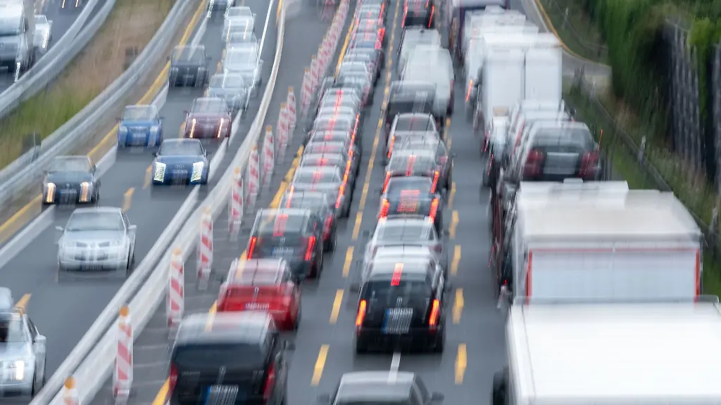 Nicht-ausgeschlossen-ist-aber-dass-der-Pfingstreiseverkehr-dieses-Jahr-wegen-der-hohen-Spritpreise-infolge-des-Irankriegs-geringer-ausfaellt-teilte-der-ADAC-mit