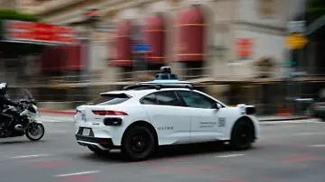 epi_1013666652_REUTERSFOTO_2026-05-01T175659Z 1357178501 RC2H0LADI8GH RTRMADP 3 USA-TRANSPORTATION.JPG_A police officer rid