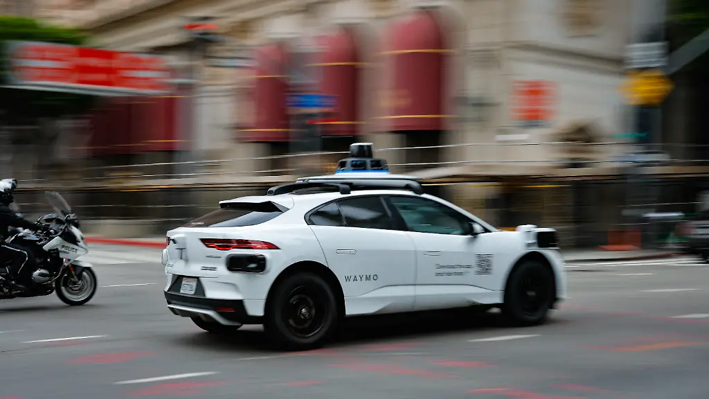epi_1013666652_REUTERSFOTO_2026-05-01T175659Z 1357178501 RC2H0LADI8GH RTRMADP 3 USA-TRANSPORTATION.JPG_A police officer rid