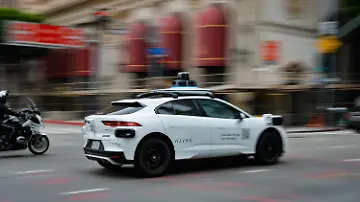 epi_1013666652_REUTERSFOTO_2026-05-01T175659Z 1357178501 RC2H0LADI8GH RTRMADP 3 USA-TRANSPORTATION.JPG_A police officer rid