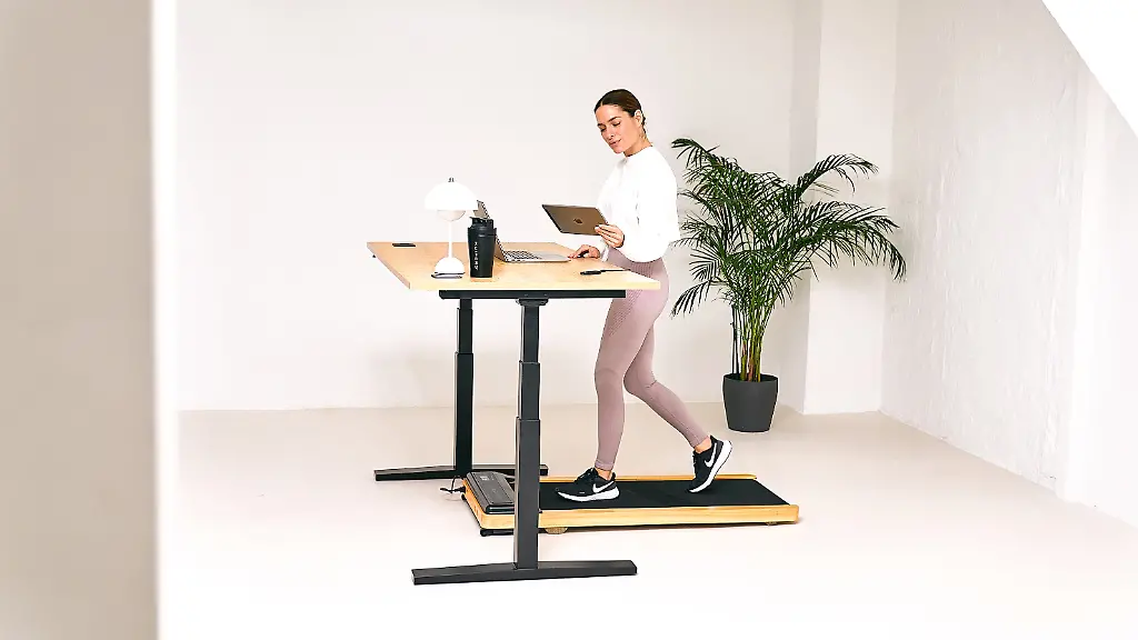 Das-Kuipers-Home-Office-Laufband-K1-bringt-Bewegung-an-den-Schreibtisch-und-setzt-dabei-auf-leisen-Motor-Echtholz-Design-und-platzsparende-Masse