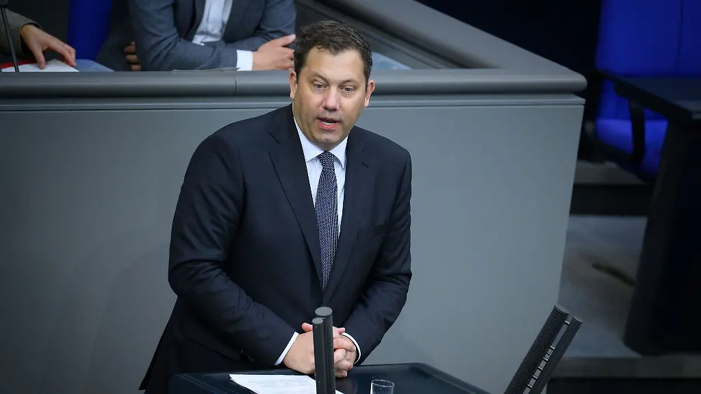 Weniger-Zeit-mit-Buerokratie-dafuer-mehr-fuer-das-Baby-das-verspricht-Finanzminister-Klingbeil