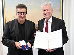 Pur-Sänger kämpft mit Tränen: Hartmut Engler mit Verdienstkreuz ausgezeichnet