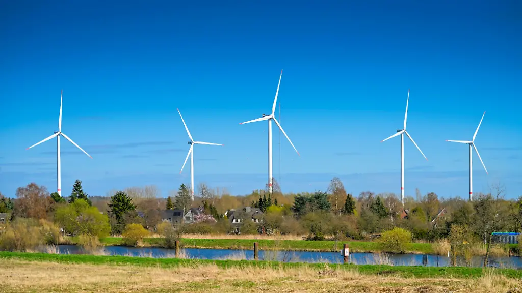 Auf-der-Flaeche-im-Vordergrund-entlang-des-Schleusengrabens-im-Stadtteil-Allermoehe-im-Bezirk-Bergedorf-soll-ein-riesiger-Batteriespeicher-entstehen-Hamburg-Deutschland-nur-redaktionelle-Nutzung