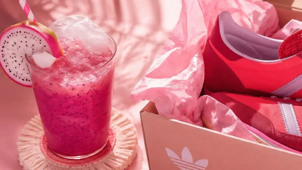 Den-viralen-Dragonfruit-Coconut-Refresher-tragen-wir-diesen-Sommer-am-Fuss
