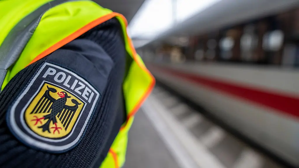 Zwei-Zugbegleiterinnen-soll-der-Mann-nach-der-Ticketkontrolle-geschlagen-haben