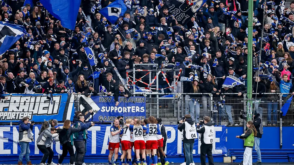 Der-HSV-und-Frauenfussball-Leiterin-Saskia-Breuer-gehen-getrennte-Wege