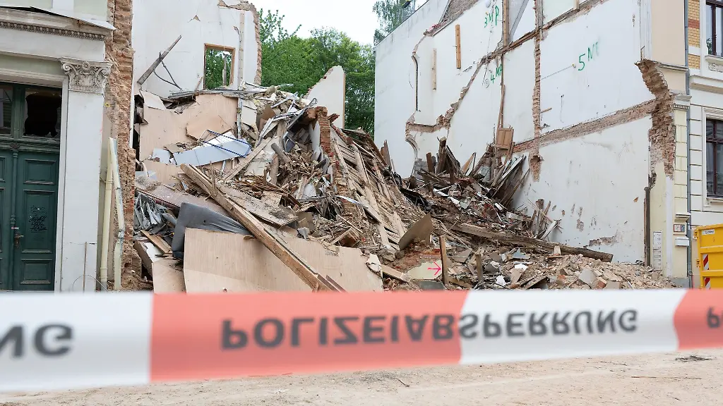 Aus-den-Truemmerresten-des-eingestuerzten-Hauses-haben-Einsatzkraefte-drei-Tote-geborgen