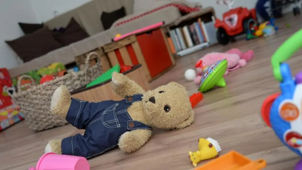 Ein-Teddybaer-und-anderes-Spielzeug-liegt-verstreut-auf-dem-Fussboden-eines-Kinderzimmers