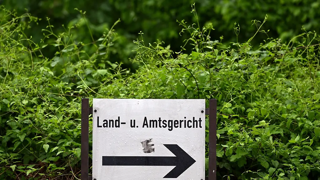 Vor-dem-Koelner-Amtsgericht-muessen-sich-vier-fruehere-Schlachthof-Mitarbeiter-wegen-Tierquaelerei-verantworten