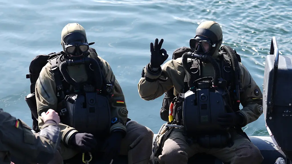 Minentaucher-der-Minentaucherkompanie-des-Seebataillons-fahren-auf-einem-Schlauchboot-waehrend-des-Pressetermins-der-Deutschen-Marine-zum-Thema-Minenabwehr-am-Marinestuetzpunkt-Kiel-Die-Marine-hat-Verfahren-Technologien-und-Plattformen-zur-Minenabwehr-vorgestellt