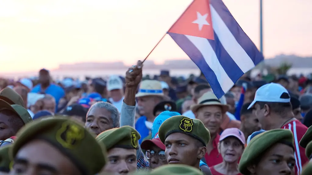 22-05-2026-Kuba-Havanna-Mitglieder-der-Revolutionaeren-Streitkraefte-nehmen-an-einer-Kundgebung-zur-Unterstuetzung-des-ehemaligen-Praesidenten-Raul-Castro-vor-der-US-Botschaft-in-Havanna-Kuba-teil-nachdem-die-US-Staatsanwaltschaft-Anklage-gegen-ihn-erhoben-hat-weil-er-1996-den-Abschuss-ziviler-Flugzeuge-angeordnet-haben-soll-die-von-Exilanten-aus-Miami-geflogen-wurden
