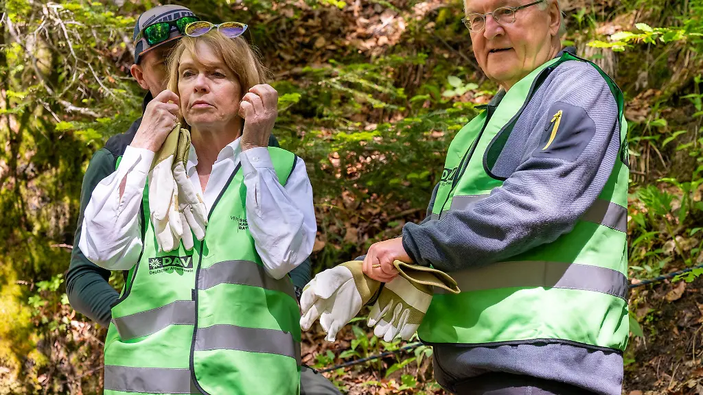 Bundespraesident-Frank-Walter-Steinmeier-und-seine-Frau-Elke-Buedenbender-haben-die-Freiwilligenjacken-des-DAV-angelegt-um-mitzuhelfen