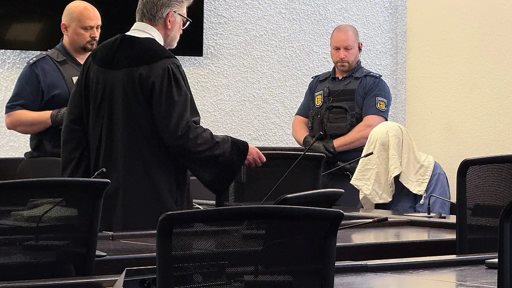 Der-Angeklagte-kam-mit-verdecktem-Gesicht-in-den-Gerichtssaal