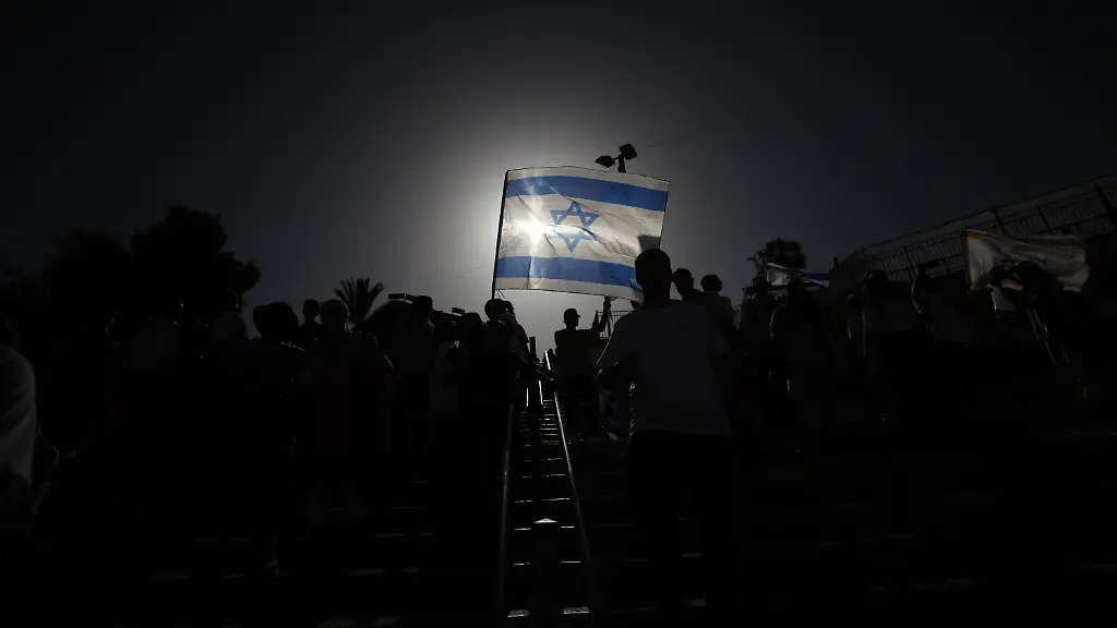 Israelische-Siedler-nehmen-an-der-Parade-zum-Jerusalemtag-am-Damaskus-Tor-in-der-Jerusalemer-Altstadt-teil-Anlass-ist-der-Jerusalem-Tag-ein-israelischer-Feiertag-zum-Gedenken-an-die-Besetzung-Ost-Jerusalems-im-Krieg-von-1967