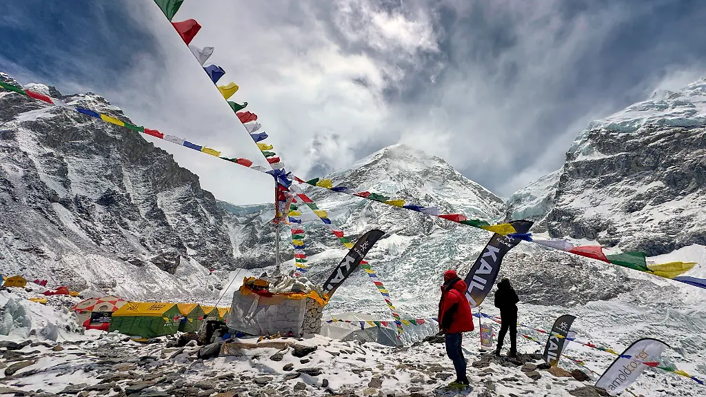 Gebetsfahnen-wehen-ueber-den-Zelten-der-Bergfuehrer-und-Bergsteiger-im-Basislager-des-Mount-Everest