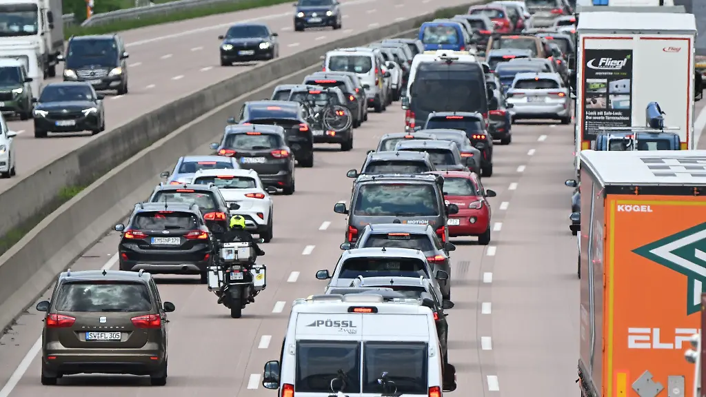 Auf-der-Autobahn-7-im-Norden-der-Region-Hannover-bildete-sich-am-Freitag-bereits-Stau