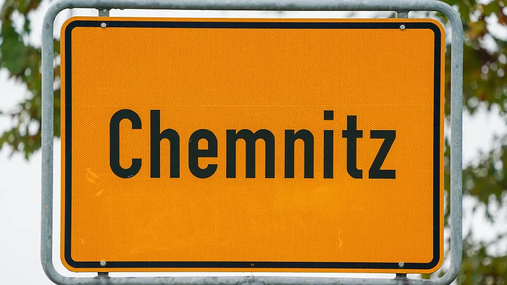 Wiederholte-Funde-von-Ampullen-mit-gefaehrlichen-Chemikalien-geben-in-Chemnitz-Raetsel-auf-Nun-hat-die-Stadt-ein-Waldgebiet-gesperrt