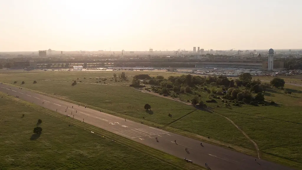 Das-weitlaeufige-Tempelhofer-Feld-das-frueher-ein-Flughafen-war-laedt-zu-vielen-Freizeitaktivitaeten-ein