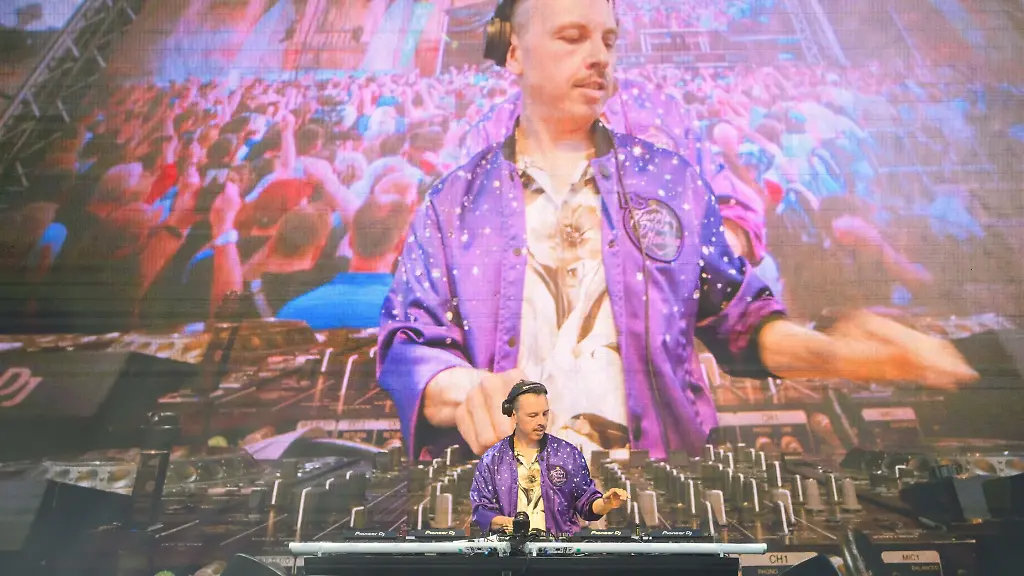 Der-Dresdner-DJ-und-Produzent-Tino-Piontek-alias-Purple-Disco-Machine-sagte-vor-dem-Konzert-es-sei-ihm-eine-Ehre-vor-der-historischen-Kulisse-in-seiner-Heimatstadt-aufzutreten