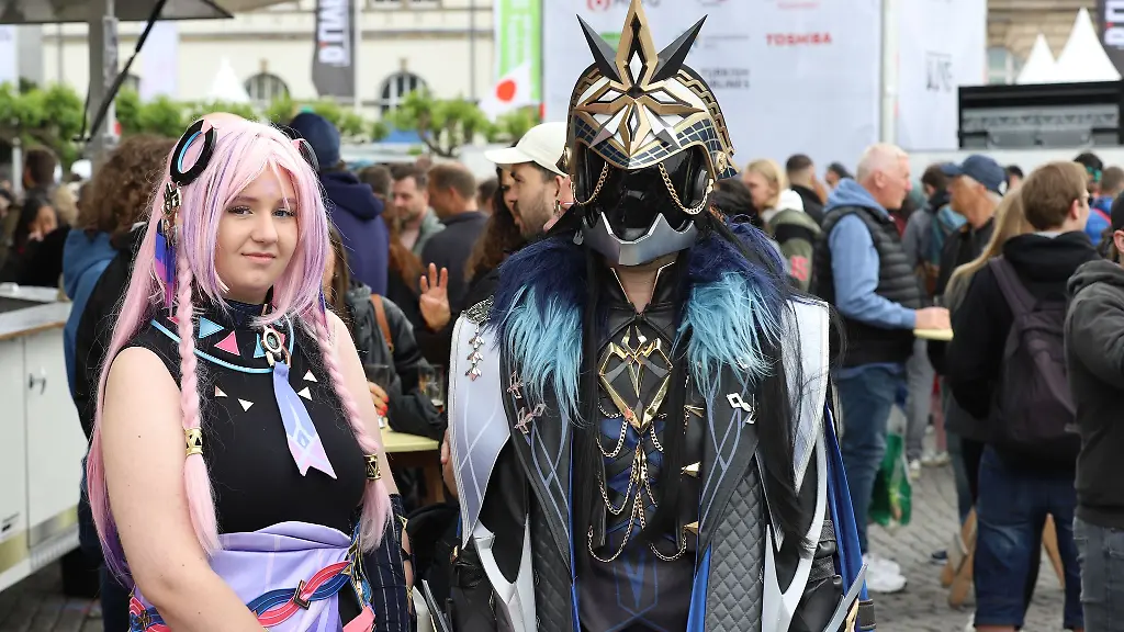 Viele-junge-Leute-kommen-in-farbenfrohen-Kostuemen-zum-Japantag
