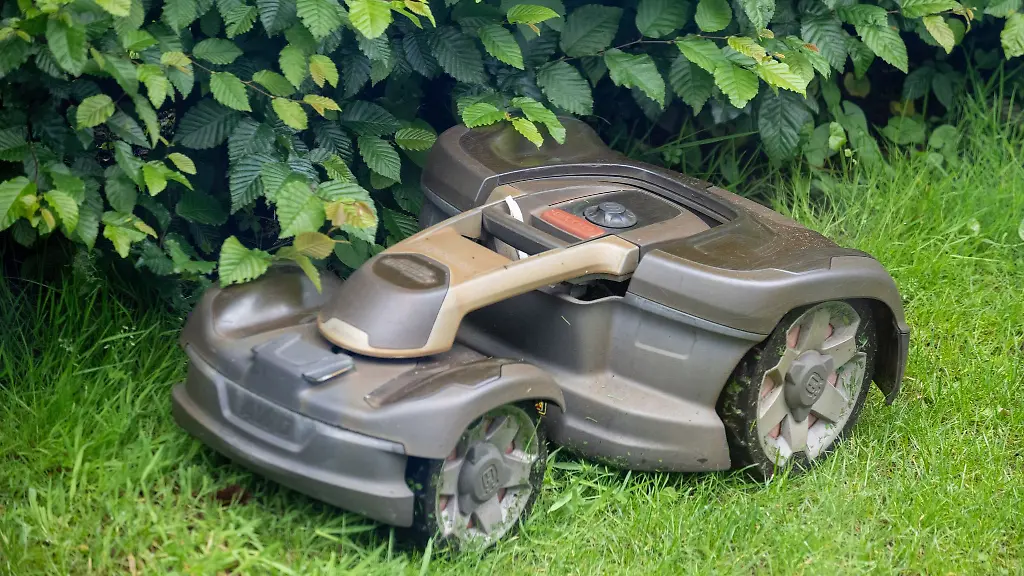 In-Deutschland-gibt-es-noch-kein-generelles-Nachtfahrverbot-fuer-Maehroboter