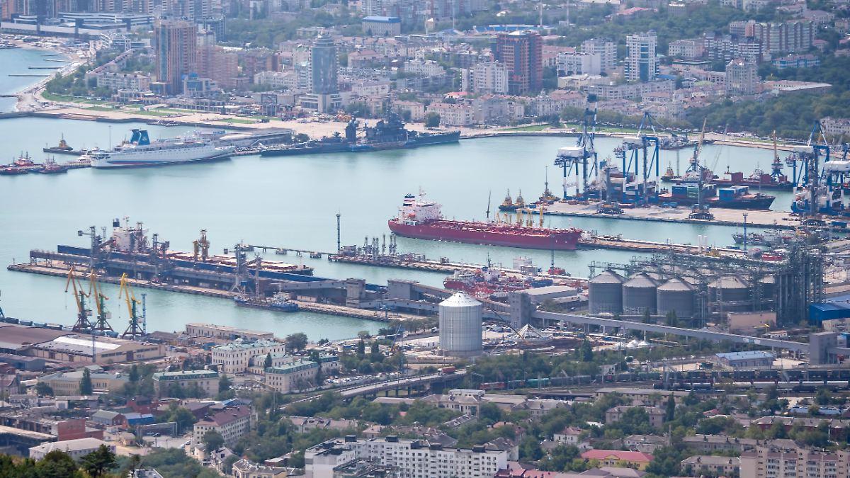 Ukraine strikes again: Russian oil port on the Black Sea on fire