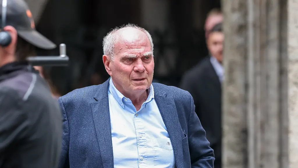 Uli-Hoeness-FC-FC-Bayern-Munich-Ehrenpraesident-GER-Empfang-des-FC-FC-Bayern-Munich-im-Rathaus-und-Meisterfeier-am-Marienplatz-17-05