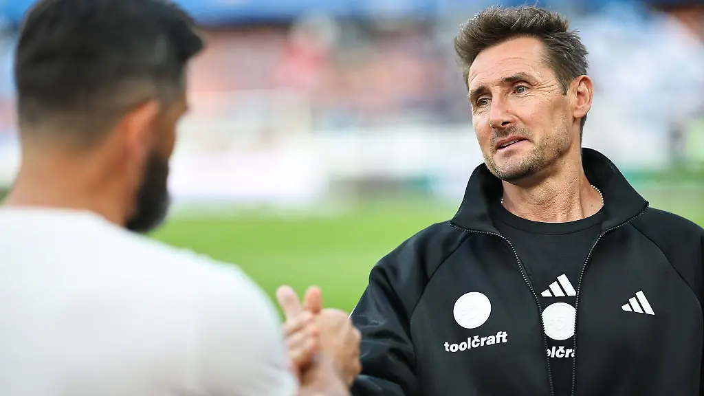 Darf-einen-neuen-Spieler-beim-FCN-begruessen-Trainer-Klose