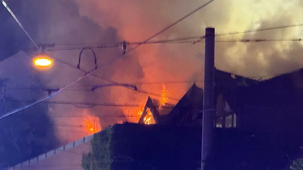 Das-Dach-der-Halle-stand-in-der-Nacht-komplett-in-Flammen