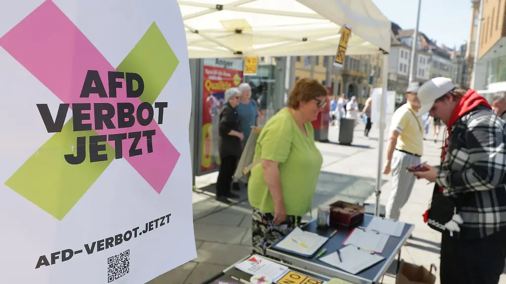 In-Erfurt-demonstrierten-Menschen-fuer-ein-AfD-Verbot