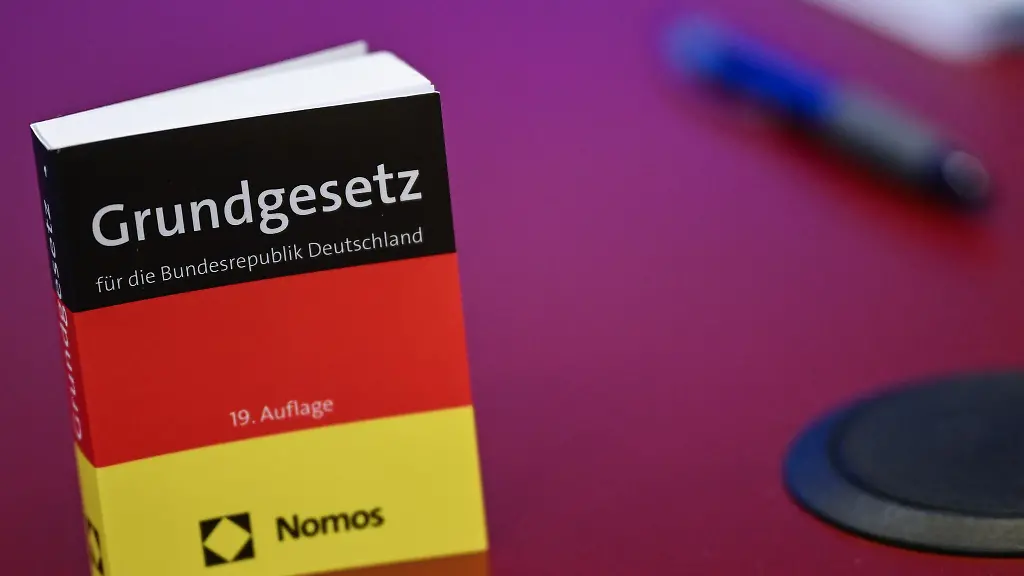 Das-Grundgesetz-als-Verfassung-fuer-die-Bundesrepublik-Deutschland-wurde-am-23-Mai-1949-verkuendet