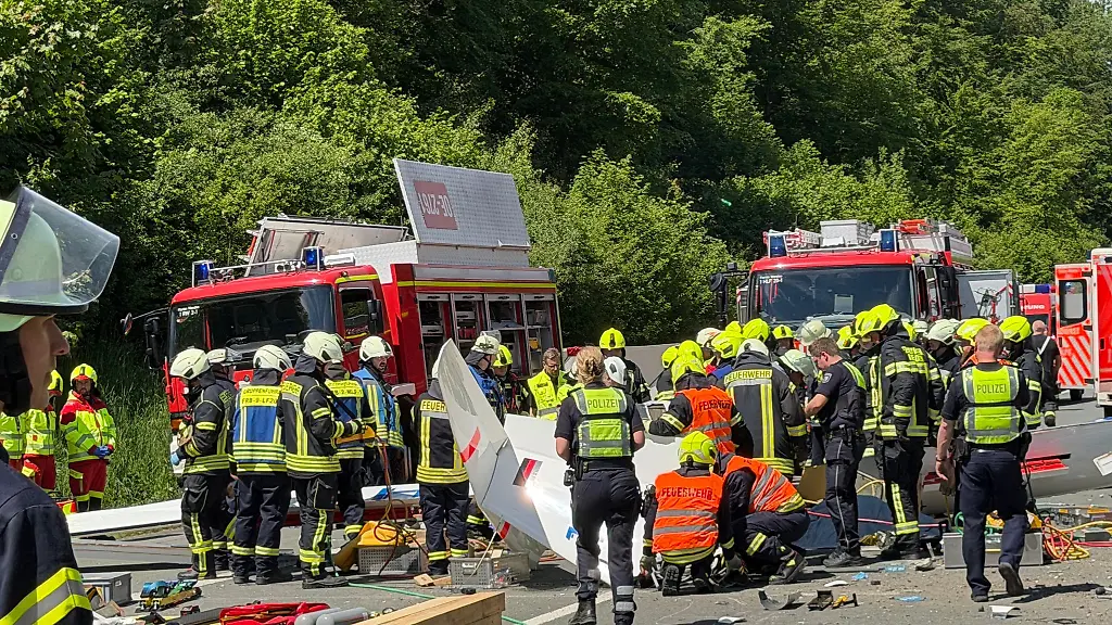 Rettungsdienste-und-Polizei-arbeiten-an-der-Unfallstelle-nachdem-ein-Segelflugzeug-auf-die-A45-gestuerzt-ist