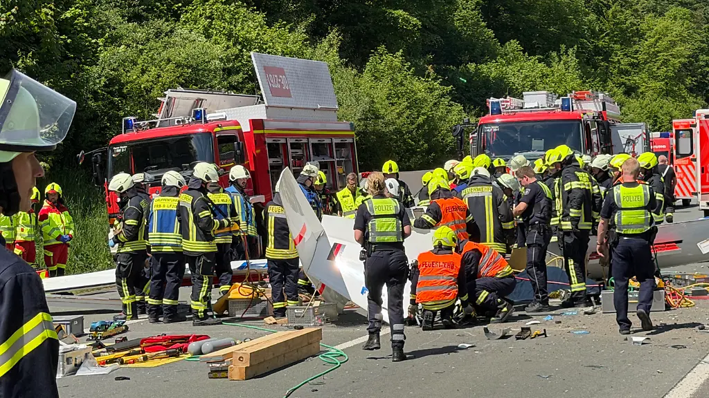 Rettungsdienste-und-Polizei-arbeiten-an-der-Unfallstelle-nachdem-ein-Segelflugzeug-auf-die-A45-gestuerzt-ist-Dabei-ist-nach-Auskunft-der-Polizei-ein-Mensch-ums-Leben-gekommen-In-dem-Flieger-sassen-laut-den-ersten-Ermittlungen-zwei-Menschen