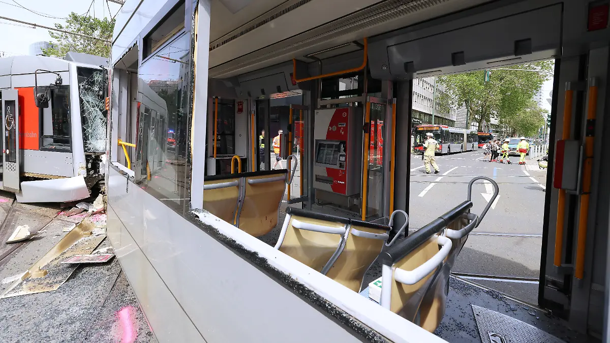 Trams stoßen frontal zusammen: 28 Verletzte bei Straßenbahnunfall in Düsseldorf