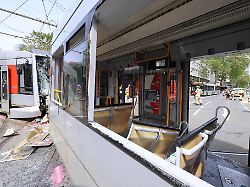 Trams stoßen frontal zusammen: 28 Verletzte bei Straßenbahnunfall in Düsseldorf