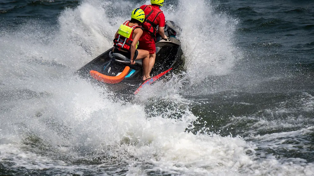 Ein-Mann-und-eine-Frau-sind-im-Rhein-mit-dem-Wassermotorrad-gekentert-Symbolbild