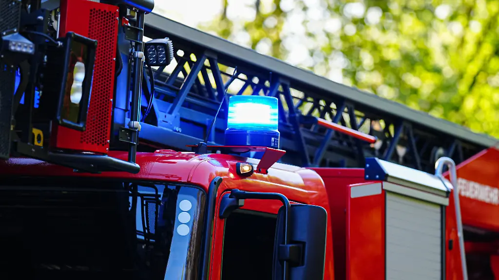 Blaulicht-auf-Feuerwehrauto-Drehleiter-Symbolfoto-Blaulicht-26-04