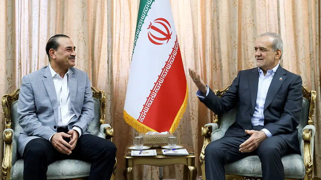 Iranian-President-Masoud-Pezeshkian-meets-with-chief-of-Defence-Forces-of-Pakistan-Field-Marshal-Asim-Munir-in-Tehran-Iran-May-23-2026-Iran-s-Presidential-website-WANA-West-Asia-News-Agency-Handout-via-REUTERS-ATTENTION-EDITORS-THIS-PICTURE-WAS-PROVIDED-BY-A-THIRD-PARTY