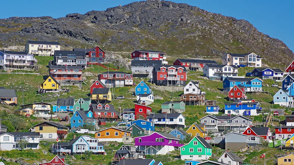Bunte-Haeuser-aus-Holz-an-einem-Berghang-Stadt-Qaqortoq-Arktis-Suedgroenland-Groenland-Daenemark-Nordamerika