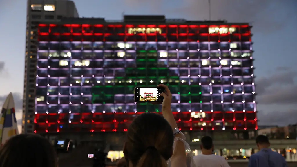 Die-Libanon-Zeder-leuchtete-in-Israel-als-Geste-der-Solidaritaet