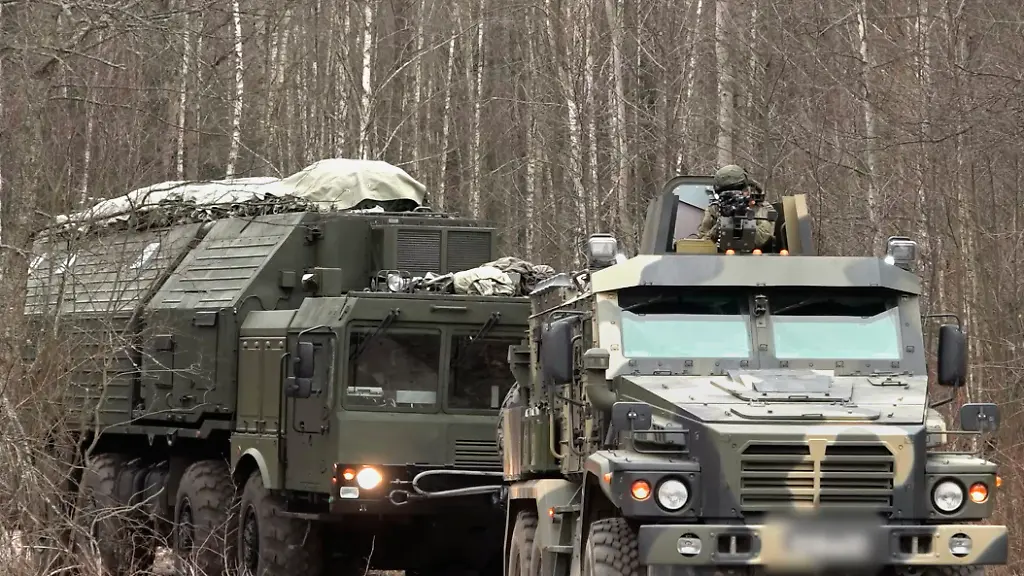 Auf-diesem-vom-Pressedienst-des-russischen-Verteidigungsministeriums-am-29-Dezember-2025-zur-Verfuegung-gestellten-Bild-ist-ein-russisches-Oreschnik-Raketensystem-waehrend-eines-Trainings-an-einem-ungenannten-Ort-in-Belarus-zu-sehen-Die-Rakete-Oreschnik-gilt-als-eine-der-neuesten-Entwicklungen-der-russischen-Waffentechnik-Sie-ist-prinzipiell-faehig-Atomsprengkoepfe-zu-tragen