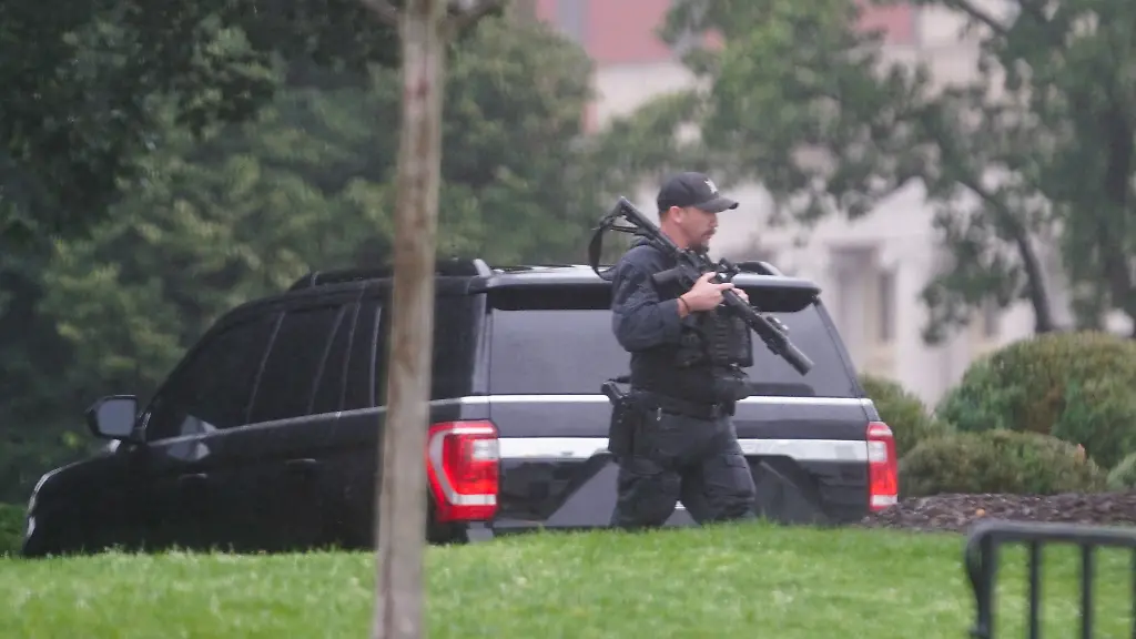 A-U-S-Secret-Service-agent-walks-holding-his-weapon-after-alleged-gunshots-were-heard-nearby-at-the-White-House-in-Washington-D-C-U-S-May-23-2026