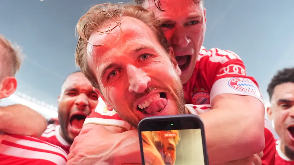 Fussball-Maenner-DFB-Pokal-FC-Bayern-Muenchen-VfB-Stuttgart-Finale-im-Berliner-Olympiastadion-Harry-Kane-M-Bayern-Muenchen-jubelt-nach-seinem-dritten-Tor-zum-3-0-mit-Joshua-Kimmich-Bayern-Muenchen
